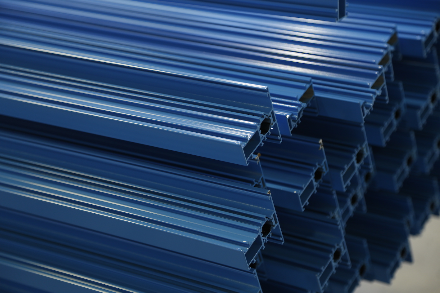 Profili in alluminio con verniciatura blu