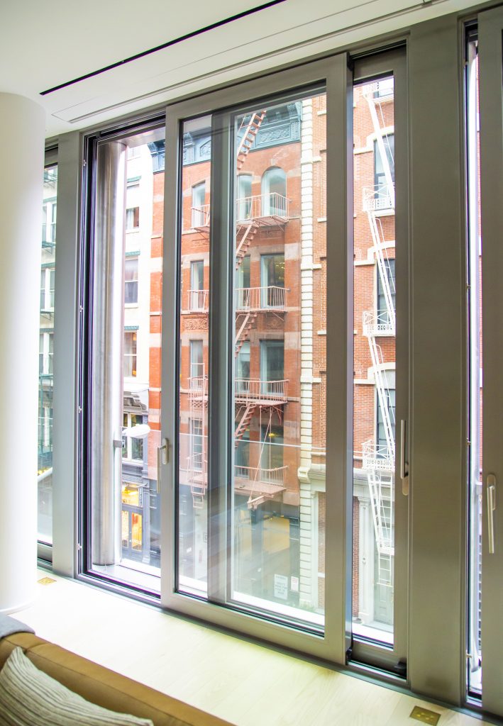 Dettaglio di un serramento scorrevole GS dotato vetri antisfondamento, all'interno di un appartamento in un grattacielo di New York