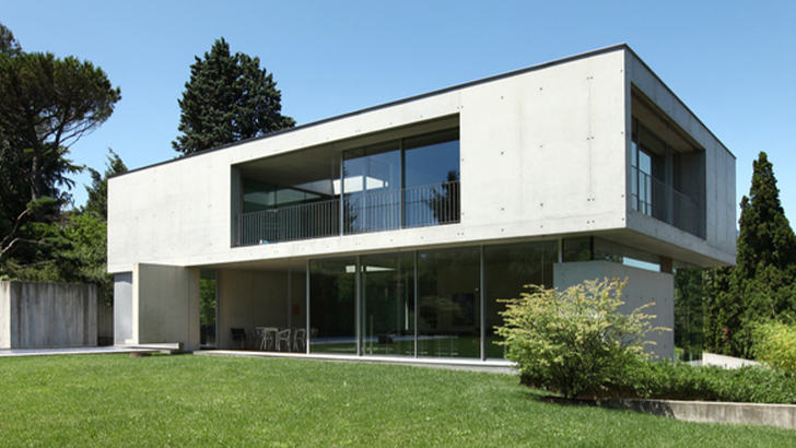 Architettura minimalista in un'abitazione con serramenti in alluminio