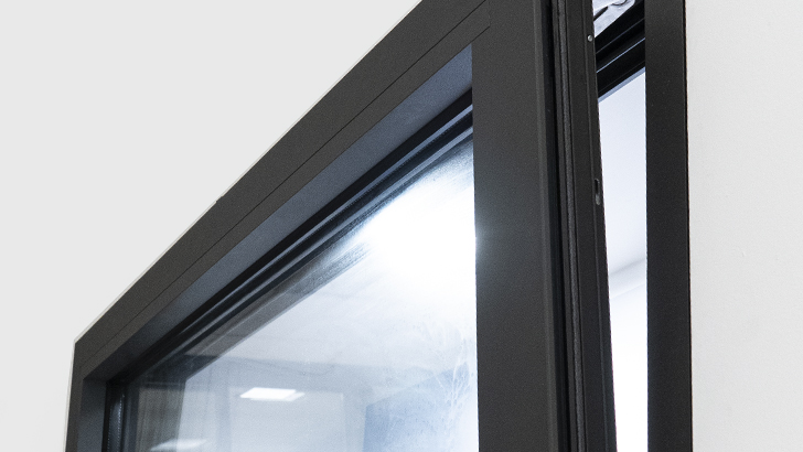 Particolare finestra aperta con pulsantiera domotica 