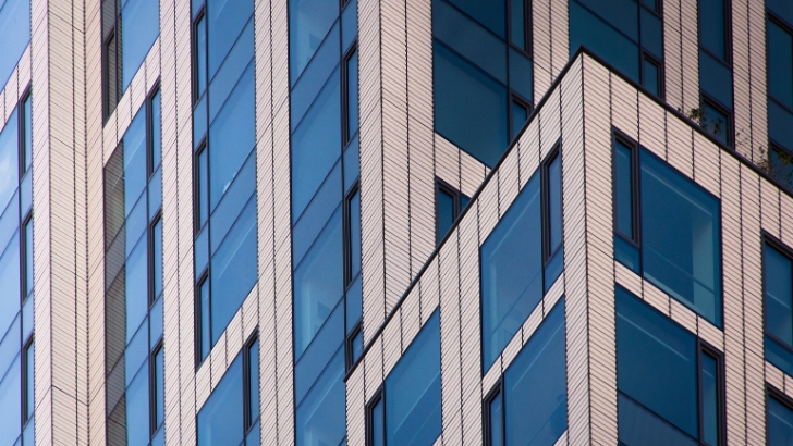 Vetri antisfondamento e facciate continue in alluminio.