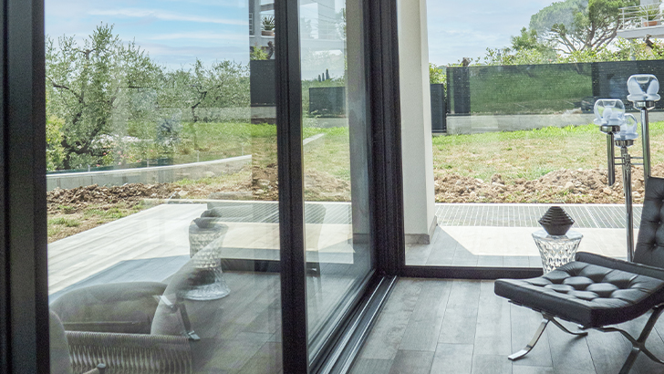 Scorrevole in alluminio EL 145 SE installata in una casa dallo stile moderno.