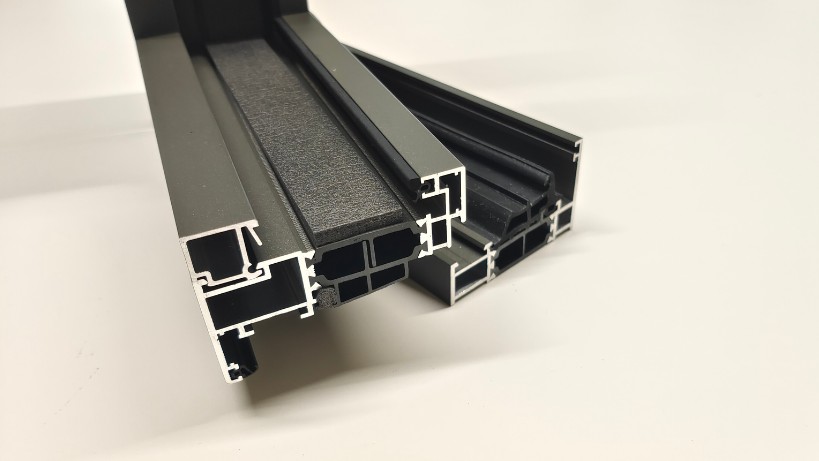 gastaldello anta rientro 15 mm Anta con rientro 15 mm: maggiori prestazioni e stile accattivante per infissi in alluminio di tendenza.