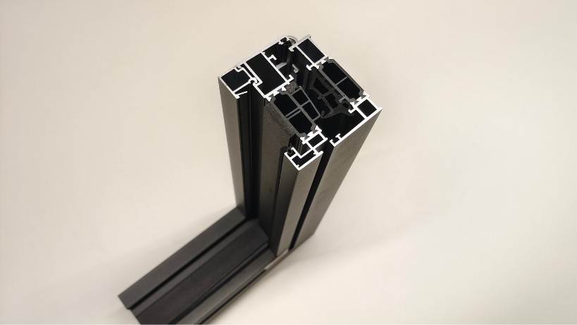 gastaldello sistemi anta rientro 15 mm Anta con rientro 15 mm: maggiori prestazioni e stile accattivante per infissi in alluminio di tendenza.