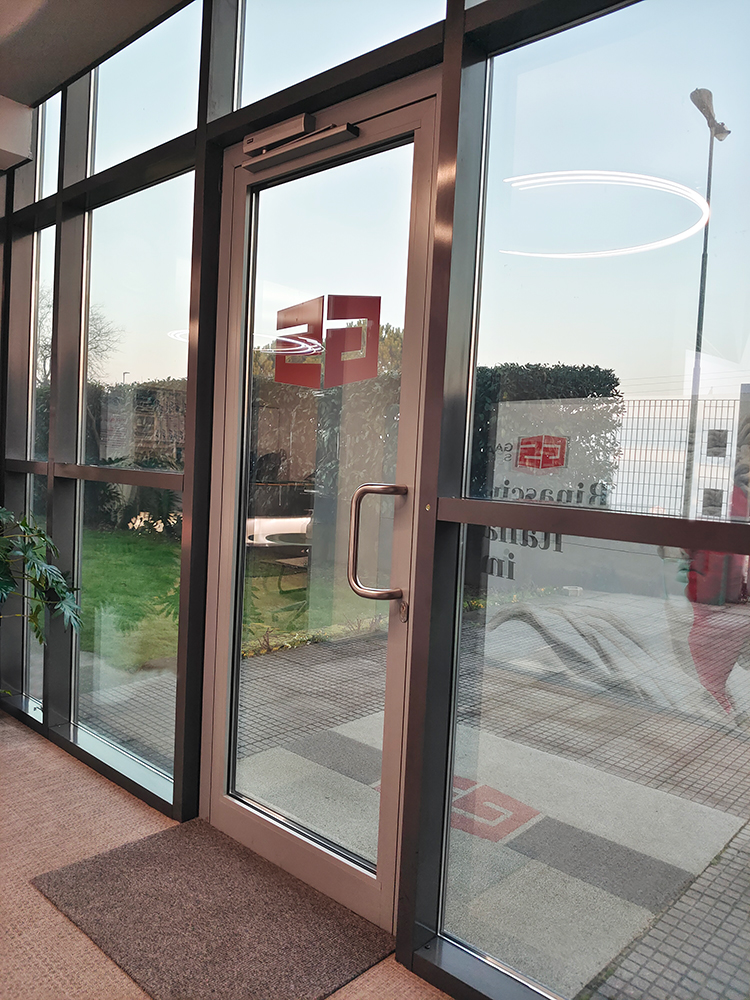 porta alluminio gastaldello Cerniere per porte di ingresso in alluminio: le nuove soluzioni di Gastaldello Sistemi.