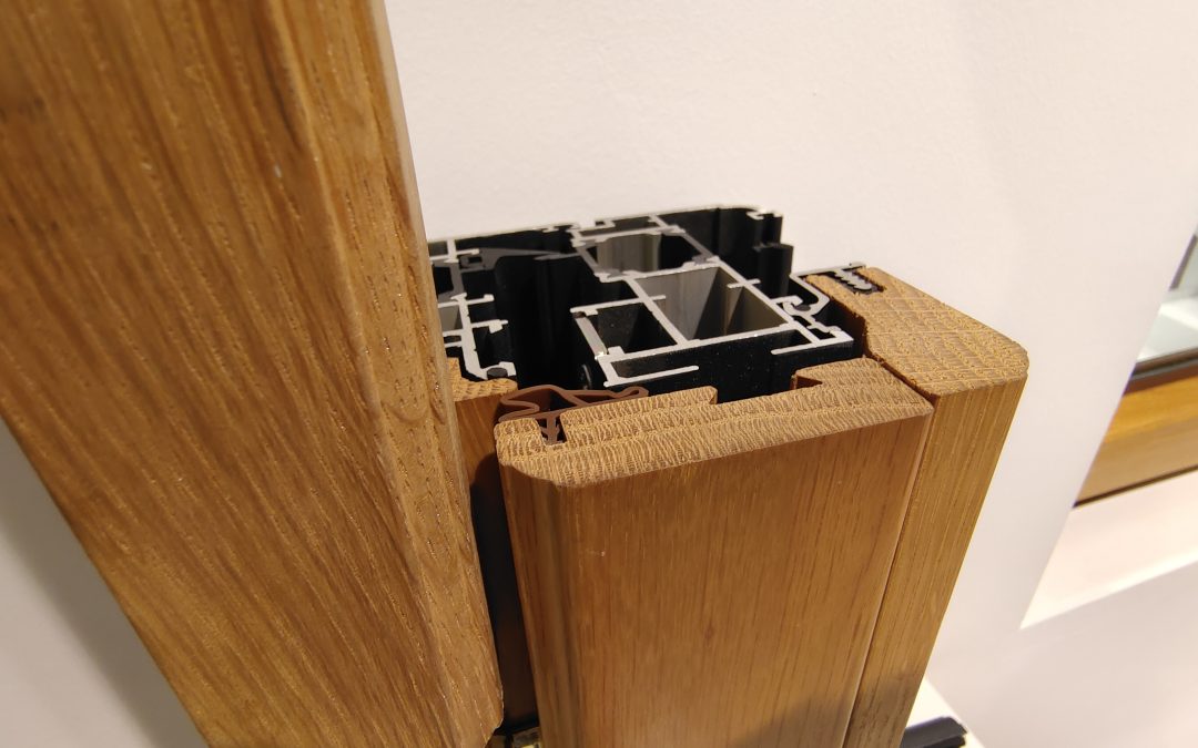 Linea Wood, sistema alluminio legno: il metallo sposa il legno e dà vita ad un connubio eclettico, estremamente funzionale e d’arredo.